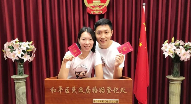 李晓霞的夫君翟一鸣以前也是国家队队员,现在是辽宁男乒的主教练.